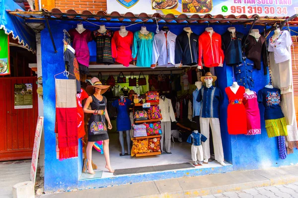 Tule, Meksika- Eki 31, 2016: Turistler arasında popüler olan orijinal geleneksel Meksika hediyelik eşya ve giyim ile pazar yeri.