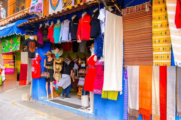 Tule, Meksika- Eki 31, 2016: Turistler arasında popüler olan orijinal geleneksel Meksika hediyelik eşya ve giyim ile pazar yeri.