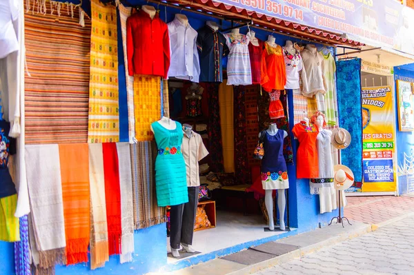 Tule, Meksika- Eki 31, 2016: Turistler arasında popüler olan orijinal geleneksel Meksika hediyelik eşya ve giyim ile pazar yeri.