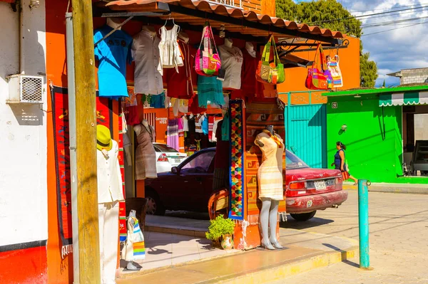 Tule, Meksika- Eki 31, 2016: Turistler arasında popüler olan orijinal geleneksel Meksika hediyelik eşya ve giyim ile pazar yeri.