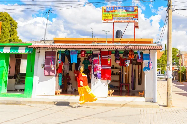 Tule, Meksika- Eki 31, 2016: Turistler arasında popüler olan orijinal geleneksel Meksika hediyelik eşya ve giyim ile pazar yeri.