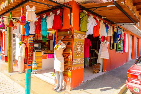 Tule, Meksika- Eki 31, 2016: Turistler arasında popüler olan orijinal geleneksel Meksika hediyelik eşya ve giyim ile pazar yeri.