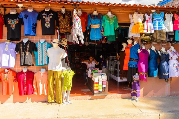 Tule, Meksika- Eki 31, 2016: Turistler arasında popüler olan orijinal geleneksel Meksika hediyelik eşya ve giyim ile pazar yeri.