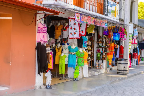 Tule, Meksika- Eki 31, 2016: Turistler arasında popüler olan orijinal geleneksel Meksika hediyelik eşya ve giyim ile pazar yeri.
