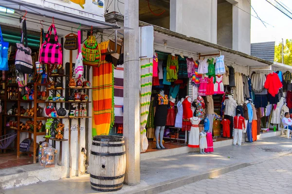 Tule, Meksika- Eki 31, 2016: Turistler arasında popüler olan orijinal geleneksel Meksika hediyelik eşya ve giyim ile pazar yeri.