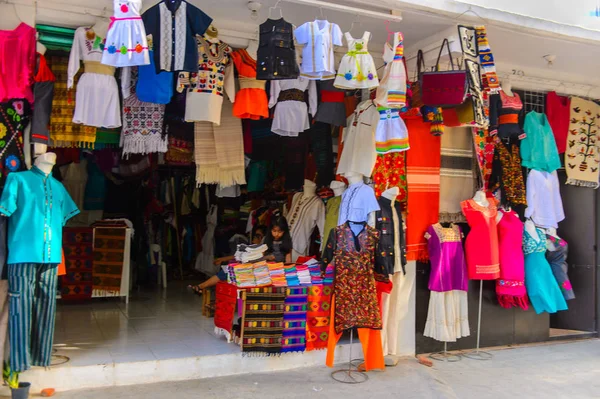 Tule, Meksika- Eki 31, 2016: Turistler arasında popüler olan orijinal geleneksel Meksika hediyelik eşya ve giyim ile pazar yeri.