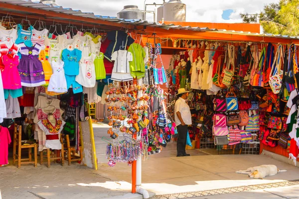 Tule, Meksika- Eki 31, 2016: Turistler arasında popüler olan orijinal geleneksel Meksika hediyelik eşya ve giyim ile pazar yeri.