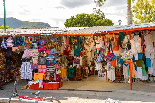 Tule, Meksika- Eki 31, 2016: Turistler arasında popüler olan orijinal geleneksel Meksika hediyelik eşya ve giyim ile pazar yeri.