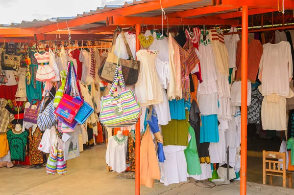 Tule, Meksika- Eki 31, 2016: Turistler arasında popüler olan orijinal geleneksel Meksika hediyelik eşya ve giyim ile pazar yeri.