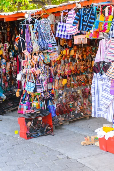 Tule, Meksika- Eki 31, 2016: Turistler arasında popüler olan orijinal geleneksel Meksika hediyelik eşya ve giyim ile pazar yeri.
