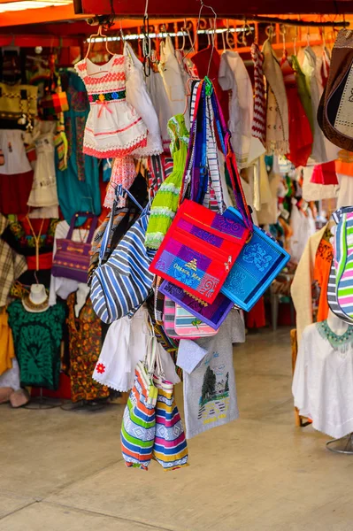 Tule, Meksika- Eki 31, 2016: Turistler arasında popüler olan orijinal geleneksel Meksika hediyelik eşya ve giyim ile pazar yeri.