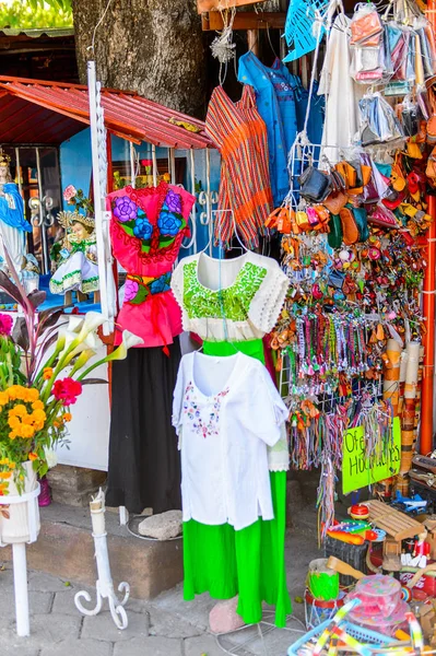 Tule, Meksika- Eki 31, 2016: Turistler arasında popüler olan orijinal geleneksel Meksika hediyelik eşya ve giyim ile pazar yeri.