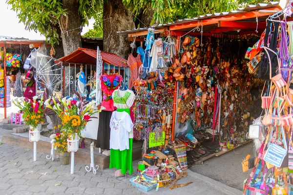 Tule, Meksika- Eki 31, 2016: Turistler arasında popüler olan orijinal geleneksel Meksika hediyelik eşya ve giyim ile pazar yeri.