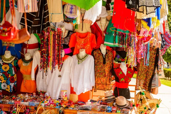 Tule, Meksika- Eki 31, 2016: Turistler arasında popüler olan orijinal geleneksel Meksika hediyelik eşya ve giyim ile pazar yeri.