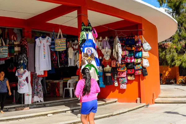 Tule, Meksika- Eki 31, 2016: Turistler arasında popüler olan orijinal geleneksel Meksika hediyelik eşya ve giyim ile pazar yeri.