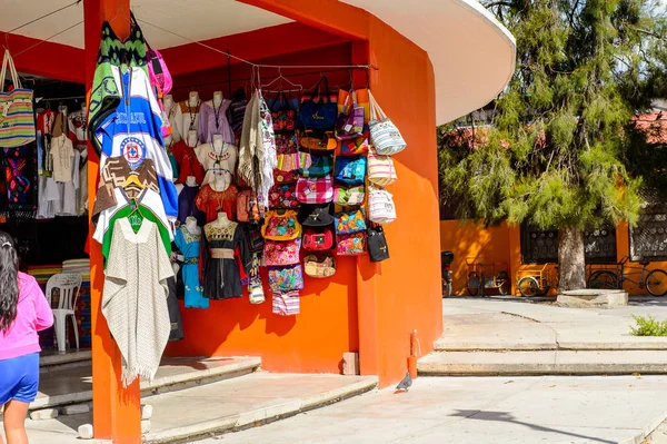 Tule, Meksika- Eki 31, 2016: Turistler arasında popüler olan orijinal geleneksel Meksika hediyelik eşya ve giyim ile pazar yeri.