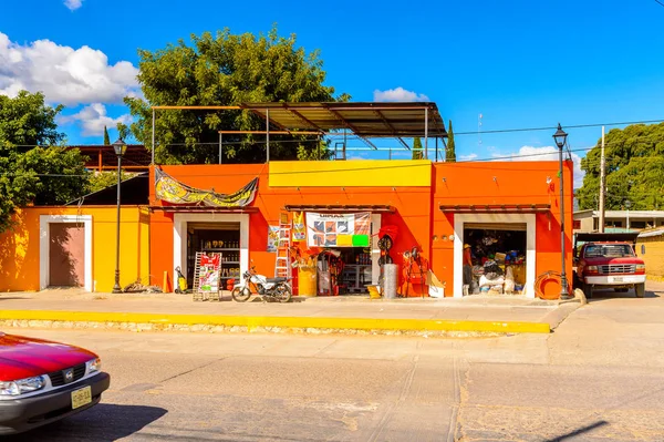 Santa Maria Del Tule, Meksika - 31 Ekim 2016: Santa Maria del Tule'un güzel manzarası, Meksika, Valles Centrales bölgesi. Adı bulrush anlamına gelen Nahuatl kelime 'tül' geliyor