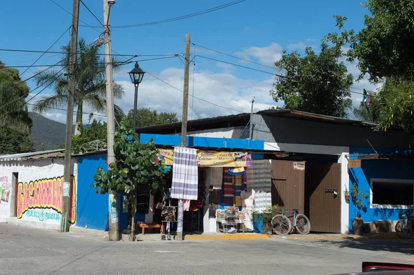Santa Maria Del Tule, Meksika - 31 Ekim 2016: Santa Maria del Tule'un güzel manzarası, Meksika, Valles Centrales bölgesi. Adı bulrush anlamına gelen Nahuatl kelime 'tül' geliyor