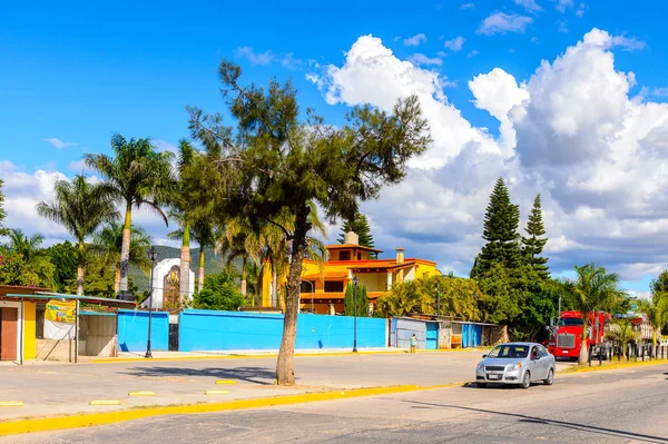 圣玛丽亚德尔图勒 墨西哥 2016年10月31日 墨西哥瓦莱斯中部地区圣玛丽亚德尔图勒街道的美丽景色 这个名字来自纳瓦特尔这个词 Tulle 意思是 — 图库照片