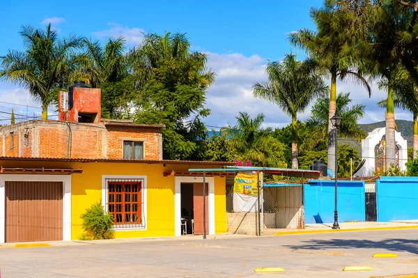 圣玛丽亚德尔图勒 墨西哥 2016年10月31日 墨西哥瓦莱斯中部地区圣玛丽亚德尔图勒街道的美丽景色 这个名字来自纳瓦特尔这个词 Tulle 意思是 — 图库照片