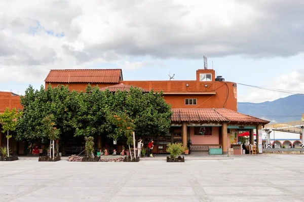 Oaxaca, Meksika - Eki 31, 2016: Mezcal Kumaş El Rey de Matatlan (Oaxaca yakın, Meksika), agav her türlü bir distile alkollü içecek üreten denilen, Meksika kökenli bitki.
