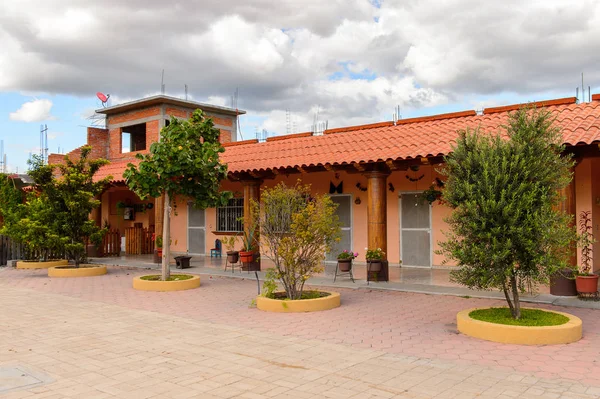 Oaxaca, Meksika - Eki 31, 2016: Mezcal Kumaş El Rey de Matatlan (Oaxaca yakın, Meksika), agav her türlü bir distile alkollü içecek üreten denilen, Meksika kökenli bitki.