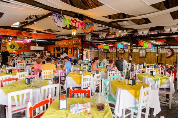 Oaxaca, Meksika - Kas 1, 2016: Restoran La Choza del Chef Oaxaca, ulusal Meksika yemekleri ile yer Tablolar