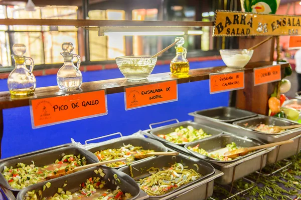 Oaxaca, Meksika - Kas 1, 2016: Oaxaca Restaurant La Choza del Chef sebze ve salata, ulusal Meksika yemekleri ile yer