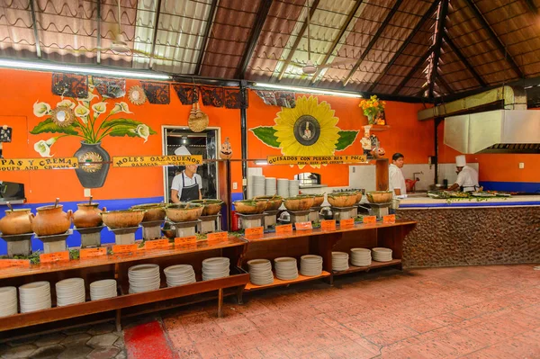 Oaxaca, Meksika - Kas 1, 2016: Restoran La Choza del Chef Oaxaca, ulusal Meksika yemekleri ile yer yerel çorbalar