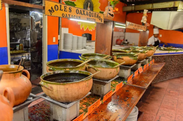 Oaxaca, Meksika - Kas 1, 2016: Restoran La Choza del Chef Oaxaca, ulusal Meksika yemekleri ile yer yerel çorbalar