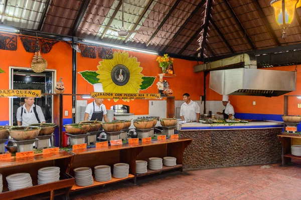 Oaxaca, Meksika - Kas 1, 2016: Restoran La Choza del Chef Oaxaca, ulusal Meksika yemekleri ile yer yerel çorbalar