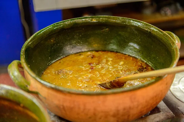 Oaxaca, Meksika - Kas 1, 2016: Restoran La Choza del Chef Oaxaca, ulusal Meksika yemekleri ile yer yerel çorbalar