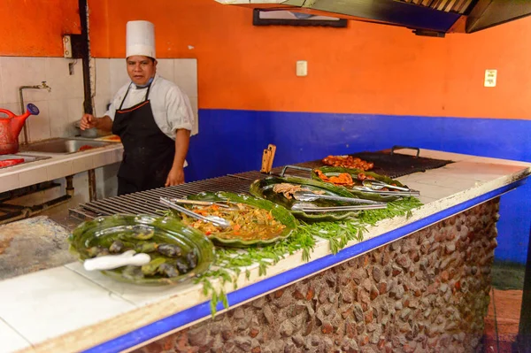 Oaxaca, Meksika - Kas 1, 2016: Oaxaca Restaurant La Choza del Chef, ulusal Meksika yemekleri ile yer tanımlanamayan adam et kızartması