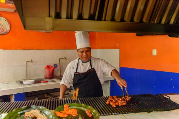 Oaxaca, Meksika - Kas 1, 2016: Oaxaca Restaurant La Choza del Chef, ulusal Meksika yemekleri ile yer tanımlanamayan adam et kızartması