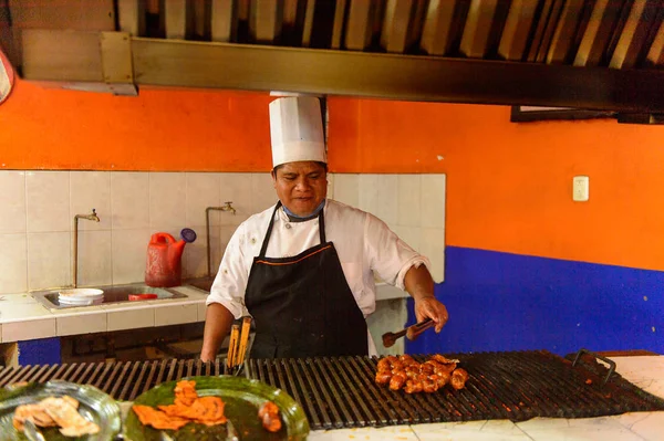 Oaxaca México Nov 2016 Hombre Identificado Fríe Carne Restaurante Choza —  Fotos de Stock