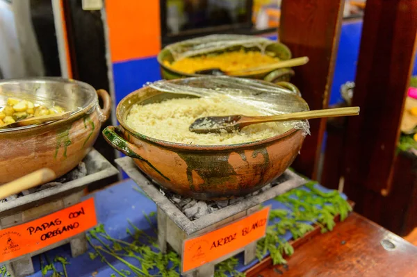 Oaxaca, Meksika - Kas 1, 2016: Restoran La Choza del Chef Oaxaca, ulusal Meksika yemekleri ile yer yemekleri