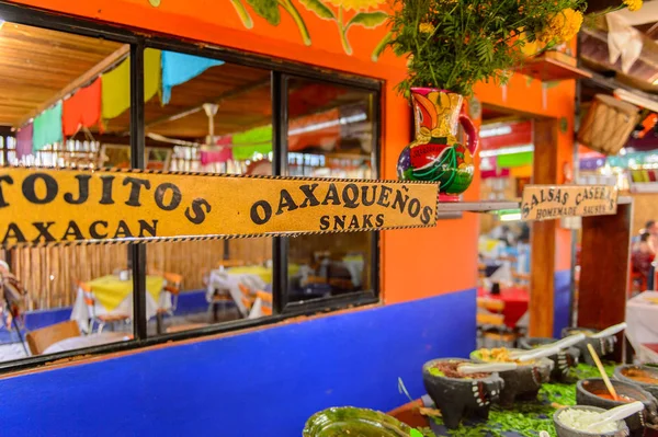 Oaxaca, Meksika - Kas 1, 2016: Restoran La Choza del Chef Oaxaca, ulusal Meksika yemekleri ile yer