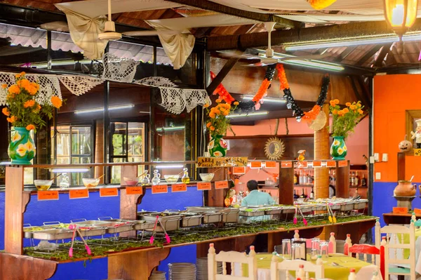 Oaxaca, Meksika - Kas 1, 2016: Restoran La Choza del Chef Oaxaca, ulusal Meksika yemekleri ile yer Tablolar