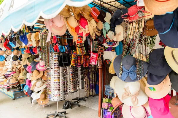 Chipas, Meksika- Kas 1, 2016: Turistler arasında popüler orijinal geleneksel Meksika ponchos ve sombreros, pazar yeri.