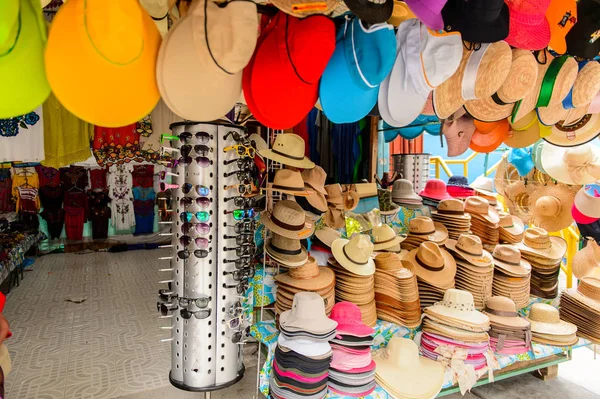 Chipas, Meksika- Kas 1, 2016: Turistler arasında popüler orijinal geleneksel Meksika ponchos ve sombreros, pazar yeri.