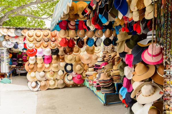 Chipas, Meksika- Kas 1, 2016: Turistler arasında popüler orijinal geleneksel Meksika ponchos ve sombreros, pazar yeri.