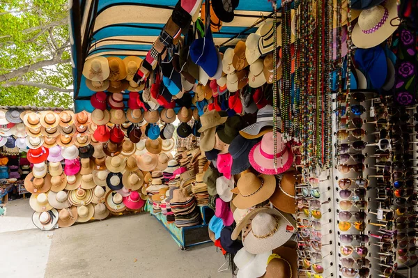 Chipas, Meksika- Kas 1, 2016: Turistler arasında popüler orijinal geleneksel Meksika ponchos ve sombreros, pazar yeri.