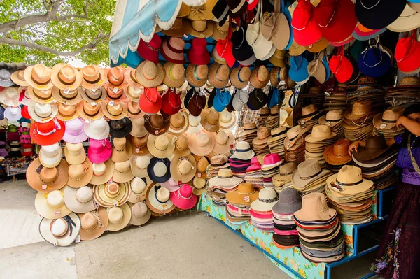 Chipas, Meksika- Kas 1, 2016: Turistler arasında popüler orijinal geleneksel Meksika ponchos ve sombreros, pazar yeri.