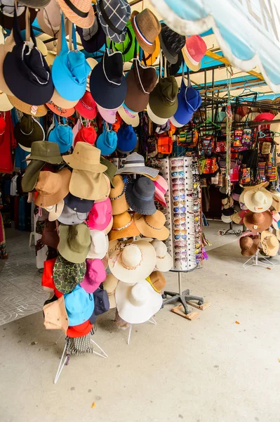 Chipas, Meksika- Kas 1, 2016: Turistler arasında popüler orijinal geleneksel Meksika ponchos ve sombreros, pazar yeri.