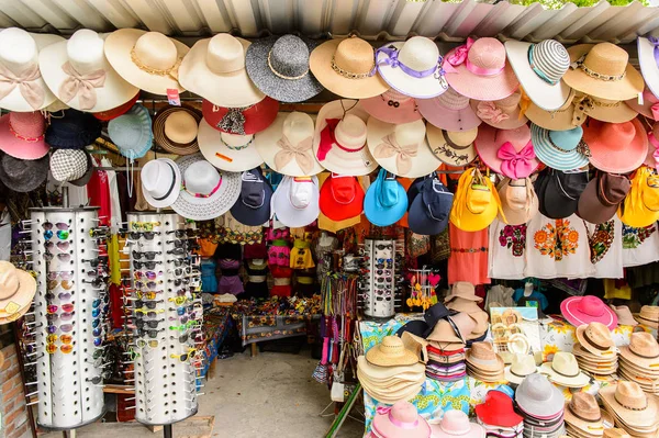 Chipas, Meksika- Kas 1, 2016: Turistler arasında popüler orijinal geleneksel Meksika ponchos ve sombreros, pazar yeri.