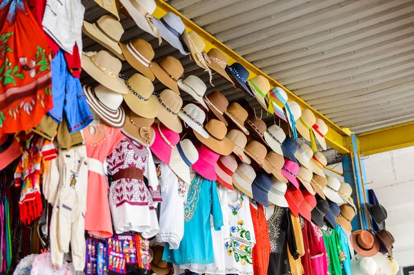 Chipas, Meksika- Kas 1, 2016: Turistler arasında popüler orijinal geleneksel Meksika ponchos ve sombreros, pazar yeri.