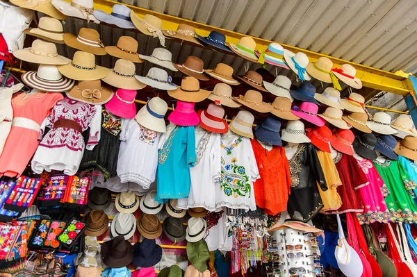 Chipas, Meksika- Kas 1, 2016: Turistler arasında popüler orijinal geleneksel Meksika ponchos ve sombreros, pazar yeri.