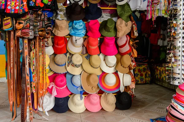 Chipas, Meksika- Kas 1, 2016: Turistler arasında popüler orijinal geleneksel Meksika ponchos ve sombreros, pazar yeri.