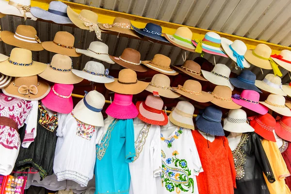 Chipas, Meksika- Kas 1, 2016: Turistler arasında popüler orijinal geleneksel Meksika ponchos ve sombreros, pazar yeri.