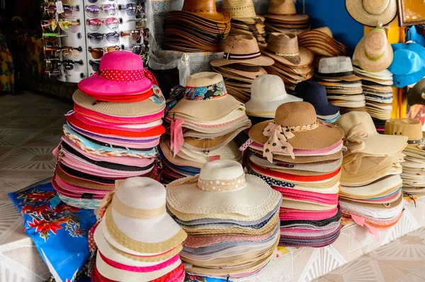 Chipas, Meksika- Kas 1, 2016: Turistler arasında popüler orijinal geleneksel Meksika ponchos ve sombreros, pazar yeri.